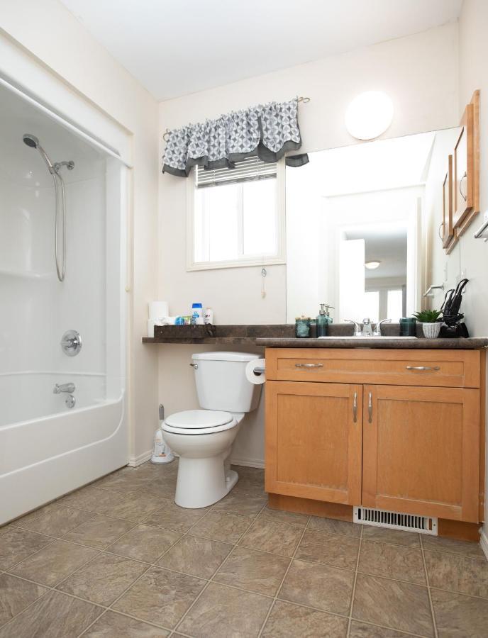 Elegant 6 Bedroom House Near U Of Manitoba Winnipeg Esterno foto