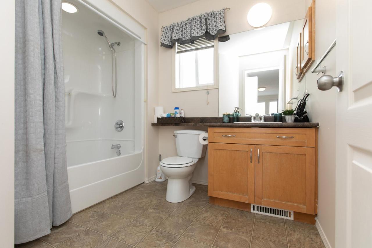 Elegant 6 Bedroom House Near U Of Manitoba Winnipeg Esterno foto