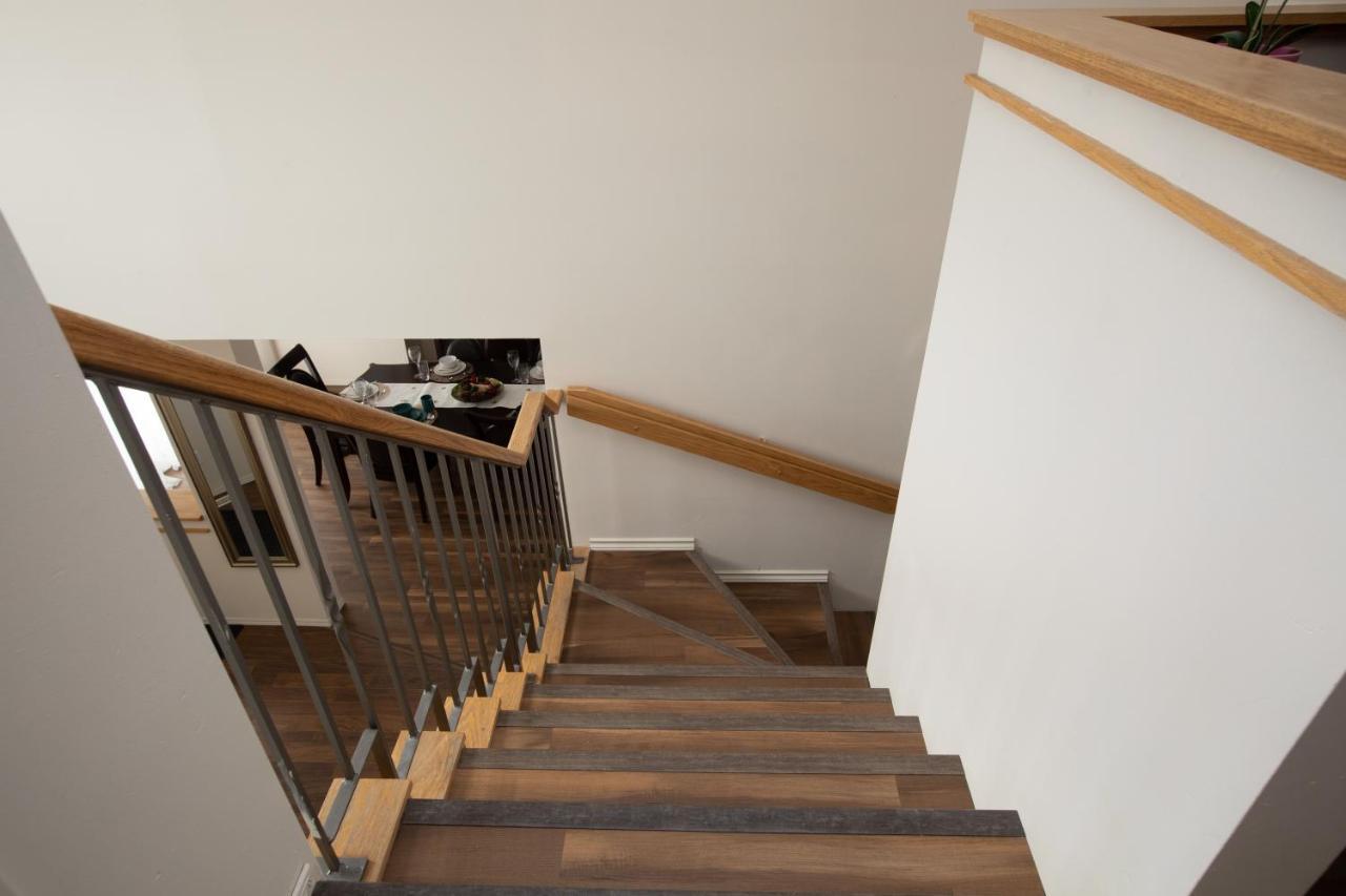 Elegant 6 Bedroom House Near U Of Manitoba Winnipeg Esterno foto